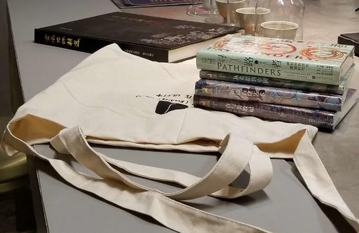 “书店.进行中”帆布袋，尺寸约45×48cm，乳白色，售价68元。 商品图3