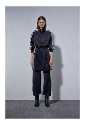 腰部抽绳运动连衣裙