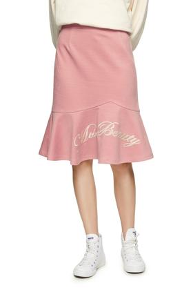 AVA 粉色字母刺绣荷叶摆半裙 8369