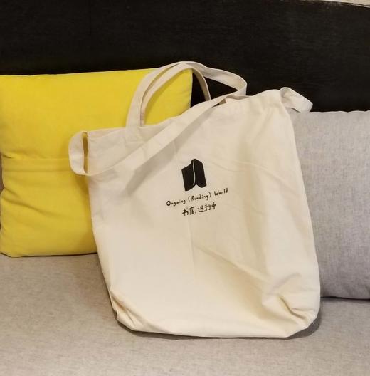 “书店.进行中”帆布袋，尺寸约45×48cm，乳白色，售价68元。 商品图0