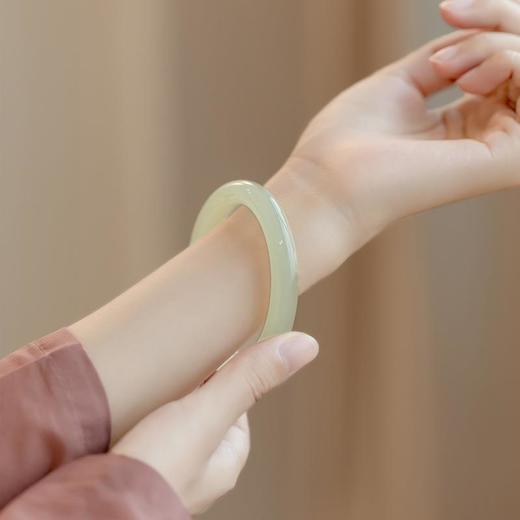 【晴水】六鑫珠宝 青白玉冰种阿富汗玉镯子 年轻款 冰透浅绿色 商品图0