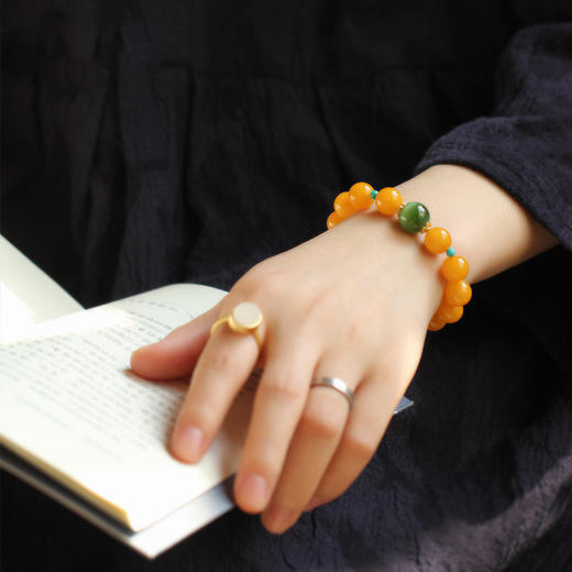 【猫眼迷離】六鑫珠宝 雞油黄天然老蜜蜡手串 时尚大气 商品图1