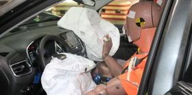 为何发生撞击时，汽车安全气囊会在0.03秒内自动引爆弹开？