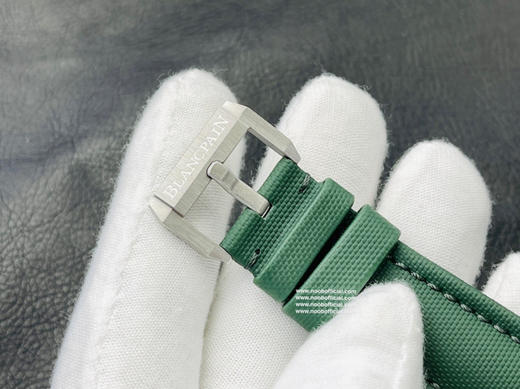 GF全新宝珀五十寻系列深潜器无沟双髻鲨限量版腕表5005，极光绿表盘上，线条饰纹捕捉光线、折射异彩！深海极光，蕴藏极妙美感。冷峻外壳，强度高，极耐磨，动感色泽尽显时尚张力，搭配正品一致的钛金属壳套。 商品图11