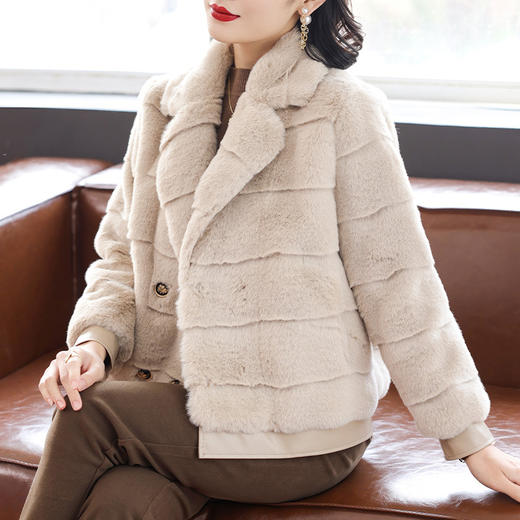LS2022D862165. 妈妈冬装短款皮草一体外套中老年女秋冬款洋气质水貂绒上衣 商品图0