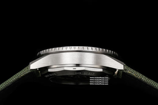 GF全新宝珀五十寻系列深潜器无沟双髻鲨限量版腕表5005，极光绿表盘上，线条饰纹捕捉光线、折射异彩！深海极光，蕴藏极妙美感。冷峻外壳，强度高，极耐磨，动感色泽尽显时尚张力，搭配正品一致的钛金属壳套。 商品图4