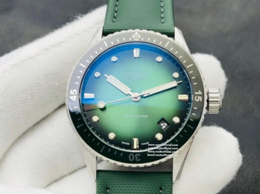 GF全新宝珀五十寻系列深潜器无沟双髻鲨限量版腕表5005，极光绿表盘上，线条饰纹捕捉光线、折射异彩！深海极光，蕴藏极妙美感。冷峻外壳，强度高，极耐磨，动感色泽尽显时尚张力，搭配正品一致的钛金属壳套。 商品图10