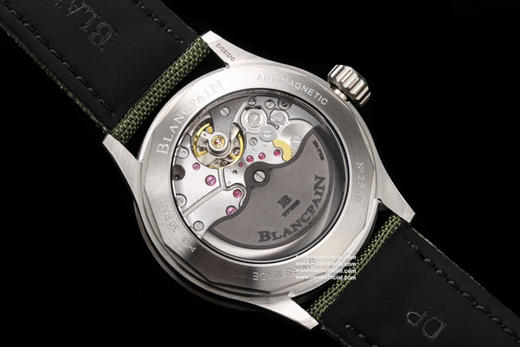 GF全新宝珀五十寻系列深潜器无沟双髻鲨限量版腕表5005，极光绿表盘上，线条饰纹捕捉光线、折射异彩！深海极光，蕴藏极妙美感。冷峻外壳，强度高，极耐磨，动感色泽尽显时尚张力，搭配正品一致的钛金属壳套。 商品图6