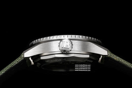 GF全新宝珀五十寻系列深潜器无沟双髻鲨限量版腕表5005，极光绿表盘上，线条饰纹捕捉光线、折射异彩！深海极光，蕴藏极妙美感。冷峻外壳，强度高，极耐磨，动感色泽尽显时尚张力，搭配正品一致的钛金属壳套。 商品图7