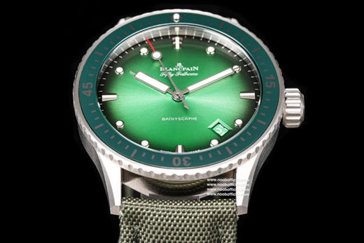 GF全新宝珀五十寻系列深潜器无沟双髻鲨限量版腕表5005，极光绿表盘上，线条饰纹捕捉光线、折射异彩！深海极光，蕴藏极妙美感。冷峻外壳，强度高，极耐磨，动感色泽尽显时尚张力，搭配正品一致的钛金属壳套。 商品图3