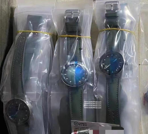 GF全新宝珀五十寻系列深潜器无沟双髻鲨限量版腕表5005，极光绿表盘上，线条饰纹捕捉光线、折射异彩！深海极光，蕴藏极妙美感。冷峻外壳，强度高，极耐磨，动感色泽尽显时尚张力，搭配正品一致的钛金属壳套。 商品图9