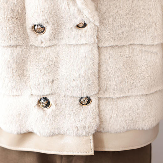 LS2022D862165. 妈妈冬装短款皮草一体外套中老年女秋冬款洋气质水貂绒上衣 商品图4