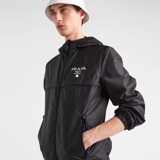 PRADA 普拉达 男士 Re-Nylon 再生尼龙字母徽标印花拉链连帽束口夹克外套 黑色 SGC052 1WQ9 F0002 商品图1