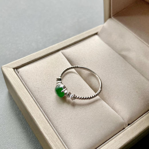 高冰种阳绿翡翠蛋面戒指18k白金钻石镶嵌 商品图6