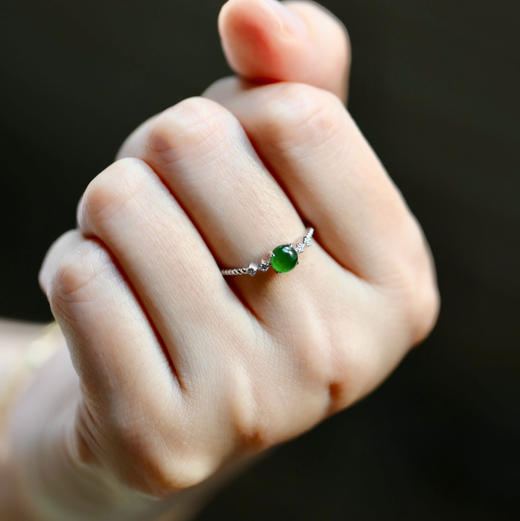 高冰种阳绿翡翠蛋面戒指18k白金钻石镶嵌 商品图8