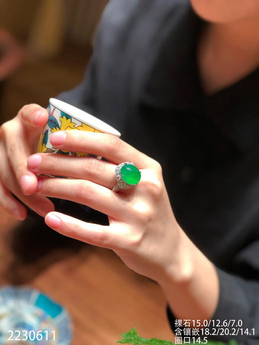 近玻璃木纳艳绿蛋面戒指【2230611】具体价格微信咨询 商品图4
