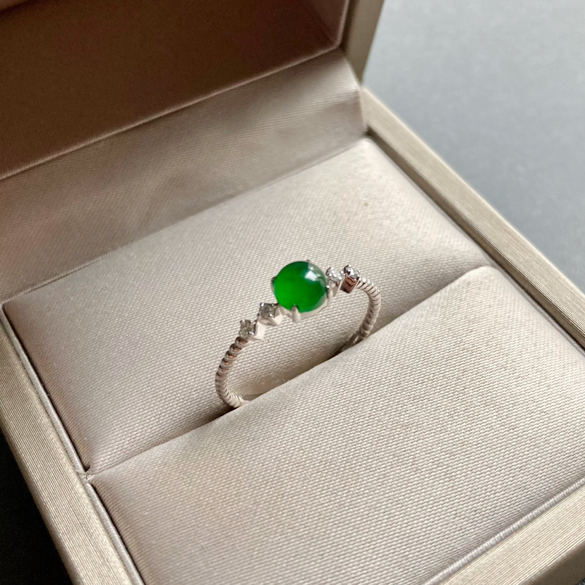 高冰种阳绿翡翠蛋面戒指18k白金钻石镶嵌