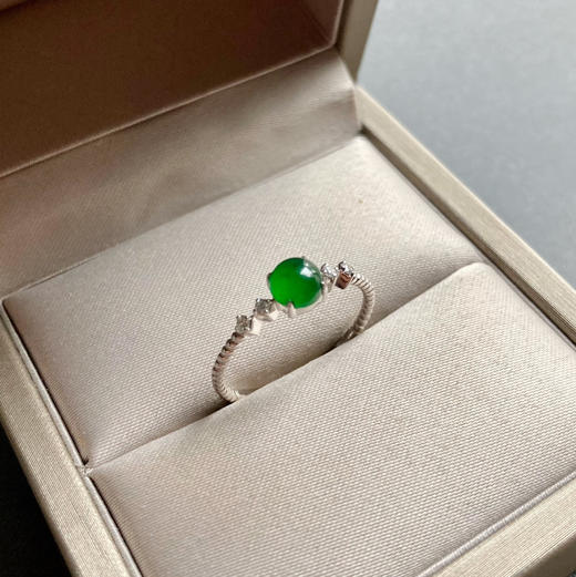 高冰种阳绿翡翠蛋面戒指18k白金钻石镶嵌 商品图0