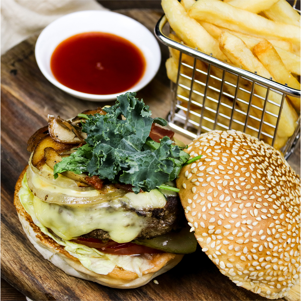 ★牛肉汉堡配薯条和番茄沙司  Avengers Burger with French fries and ketchup