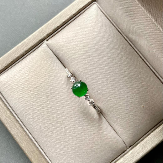 高冰种阳绿翡翠蛋面戒指18k白金钻石镶嵌 商品图3