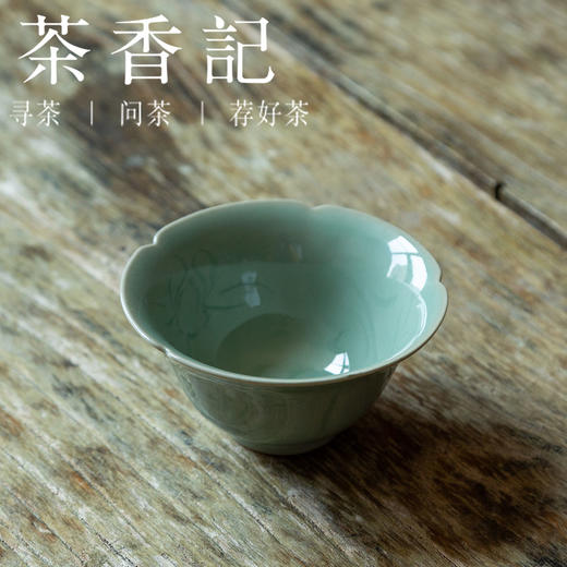 茶香记 龙泉陈均林老梅子青半刀泥刻花葵口杯80ml主人杯茶杯品杯 商品图1