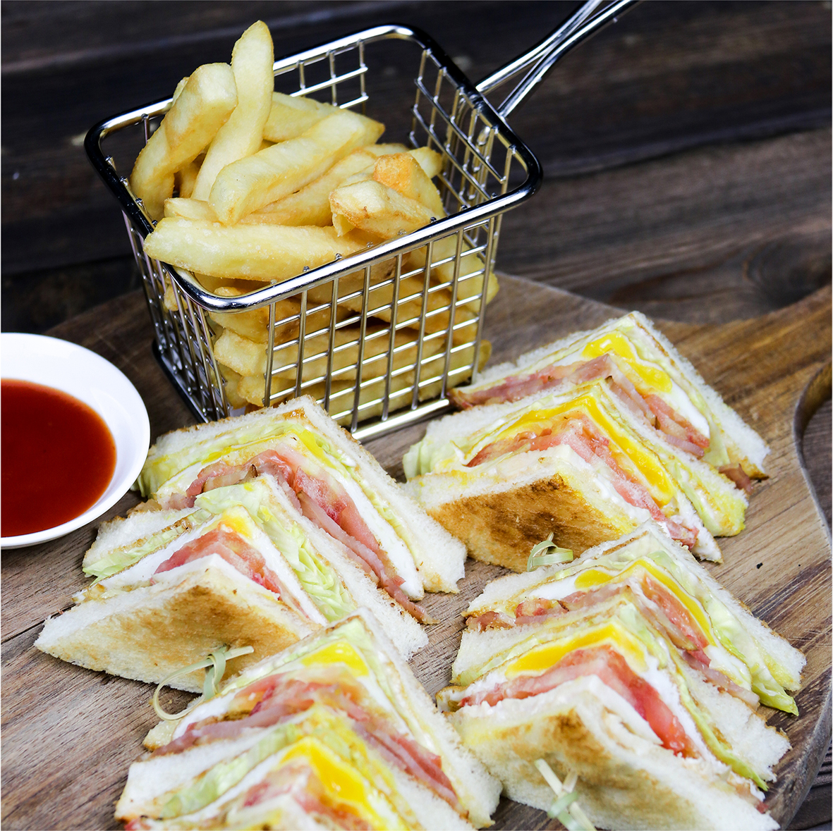 ★涵碧楼总汇三明治配薯条和番茄沙司  The LALU club sandwich with French fries and ketchup