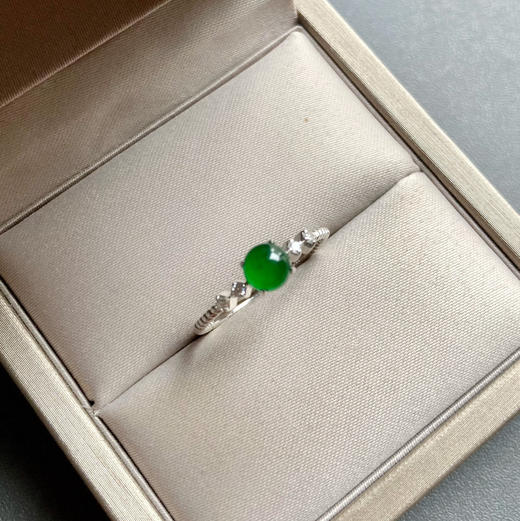 高冰种阳绿翡翠蛋面戒指18k白金钻石镶嵌 商品图1