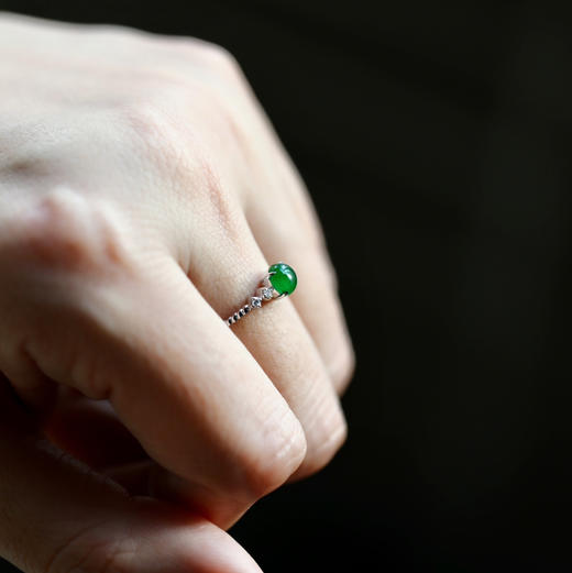 高冰种阳绿翡翠蛋面戒指18k白金钻石镶嵌 商品图9