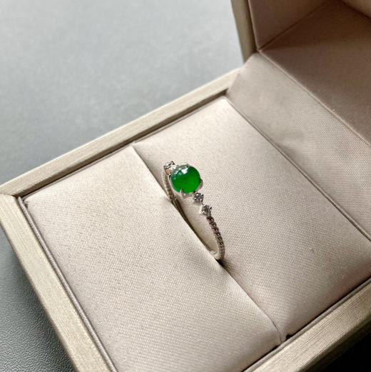 高冰种阳绿翡翠蛋面戒指18k白金钻石镶嵌 商品图4