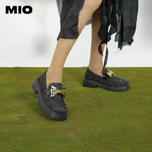 MIO米奥春季圆头粗跟单鞋复古风金属蝴蝶结饰扣一脚蹬乐福鞋女M231427309 商品图1