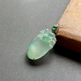 冰种飘阳绿翡翠桃子金猴捧寿18k白金钻石镶嵌