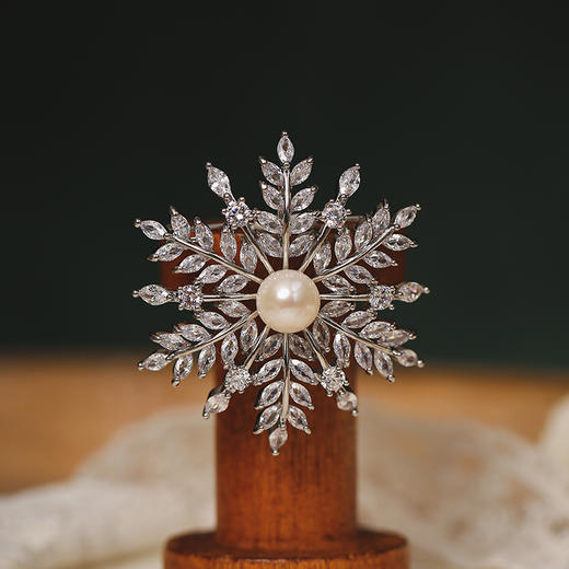 【春节不停运】Manreya玛芮雅“雪映流光”珍珠胸针 商品图6