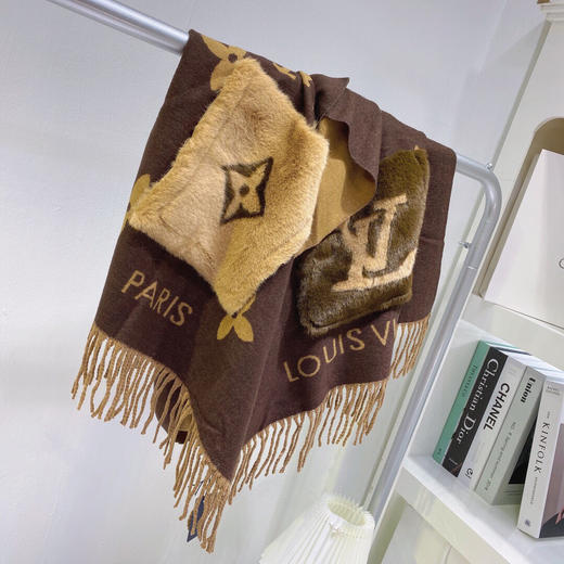 秋冬特惠💰240 LV口袋围巾 千呼万唤始出来，终于等到了大驴家口袋披肩 商品图1