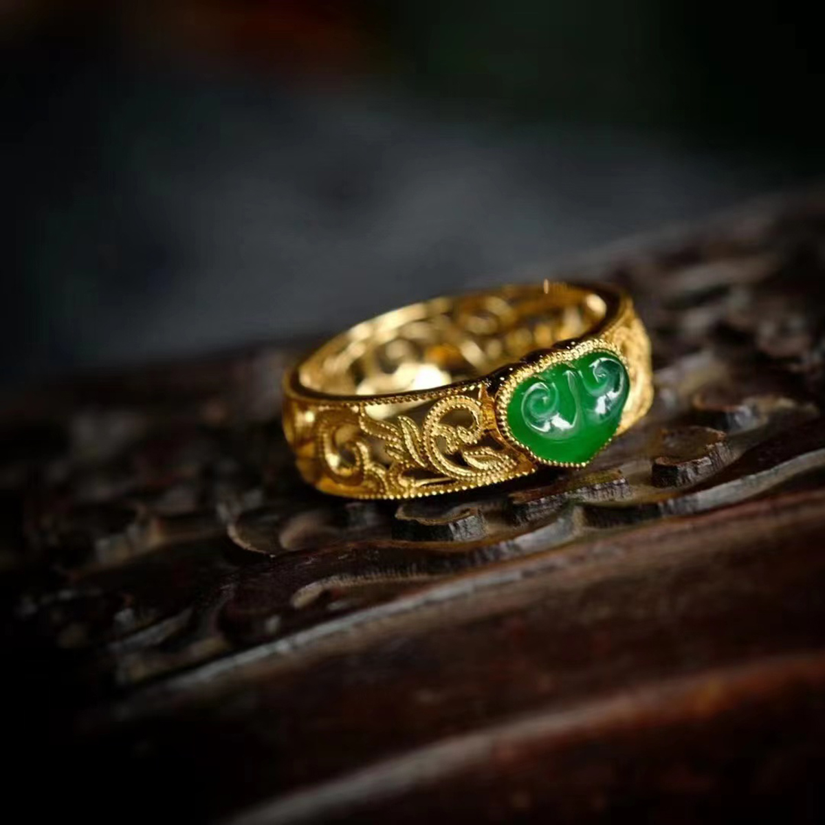 龢盒原创 18k金镶如意忍冬纹翡翠戒指
