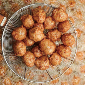  小小一个，咬上一口，唇齿留香！还没上桌已经少了三分之一！ 