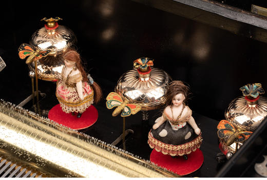 独角鹿西洋古董瑞士舞蹈人偶配彩色珐琅铃铛投币式木质滚轴音乐盒 商品图4