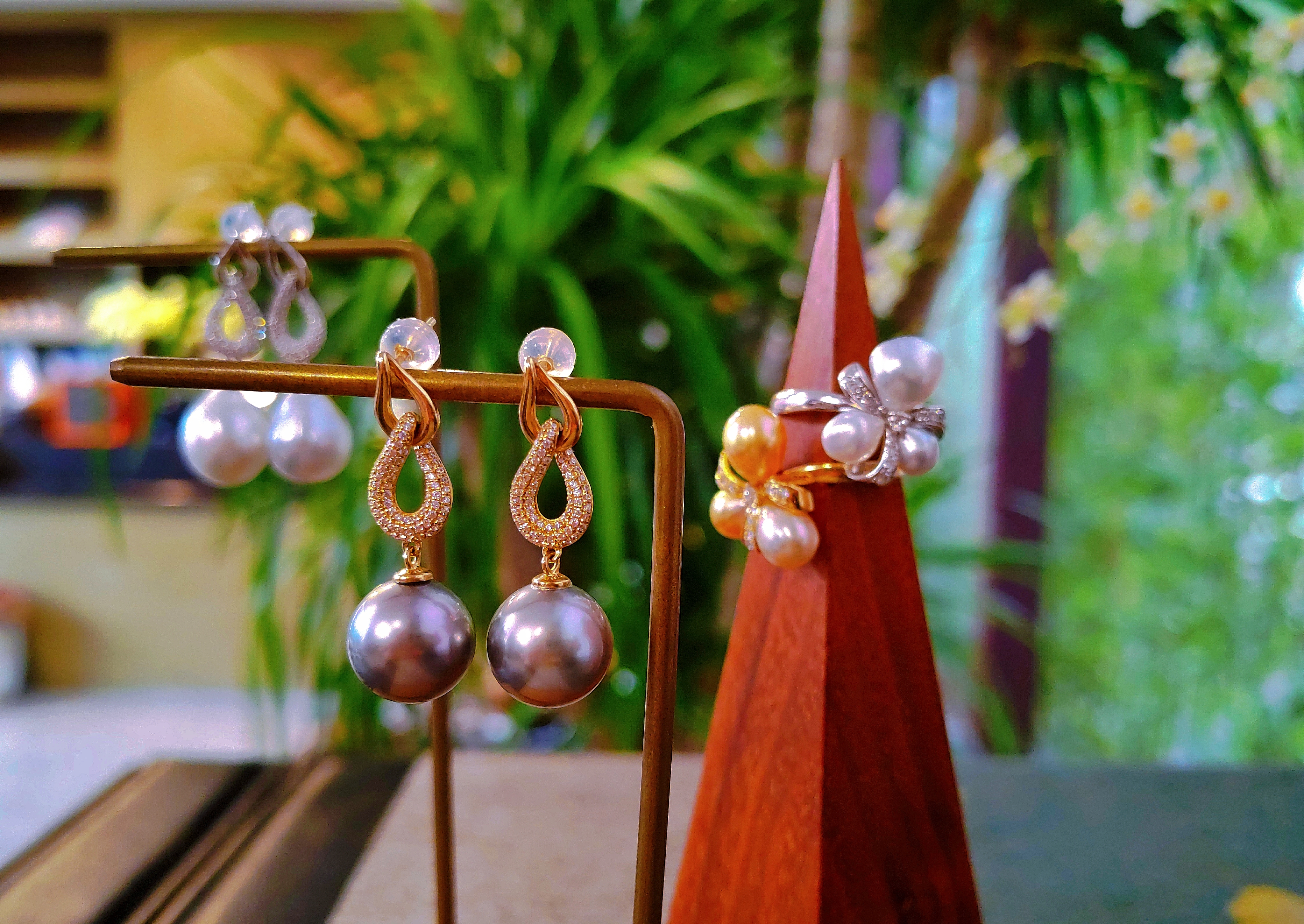 大溪地铂金灰18K金钻石镶嵌设计款耳环