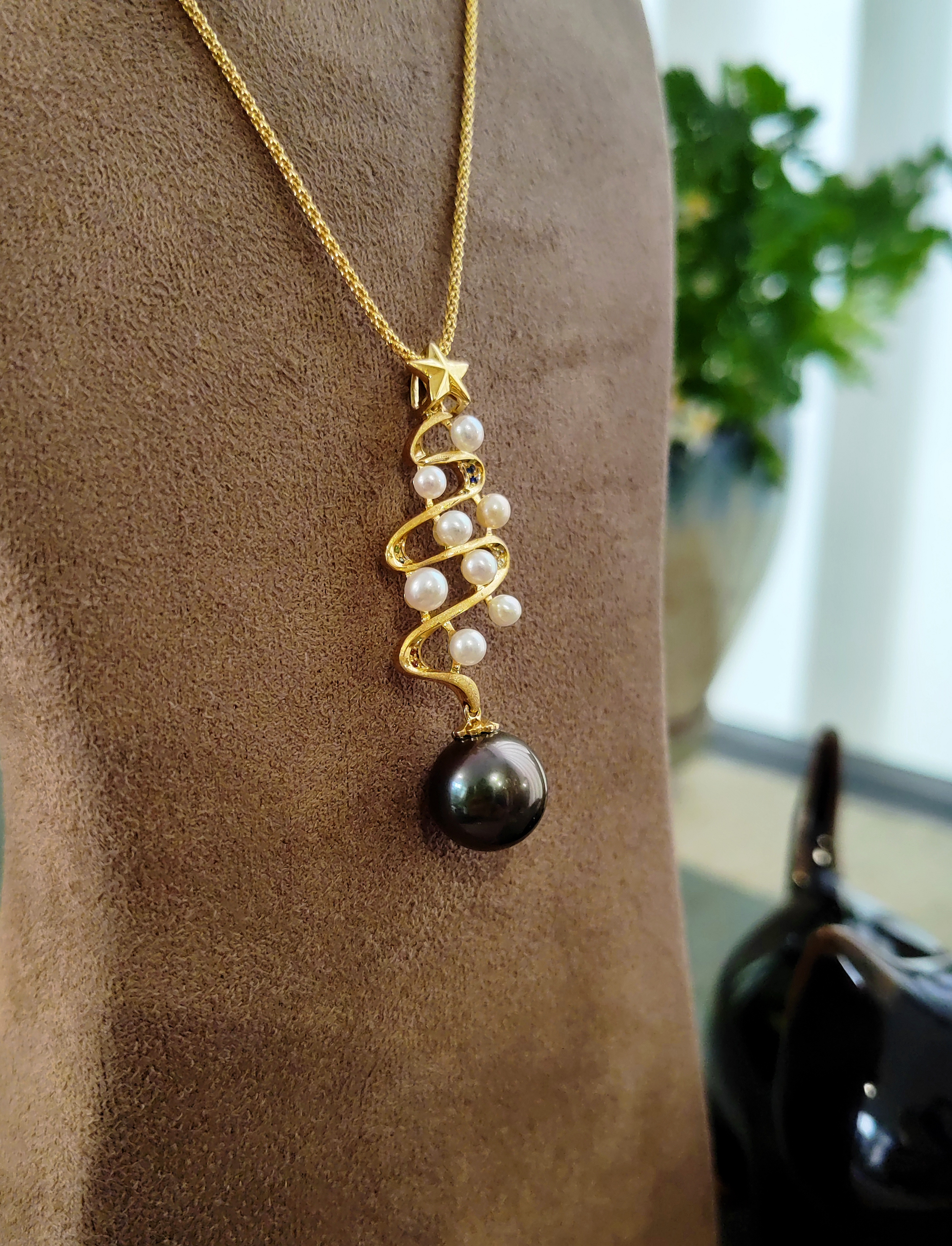 大溪地黑珍珠18K金钻石镶嵌节日季设计吊坠