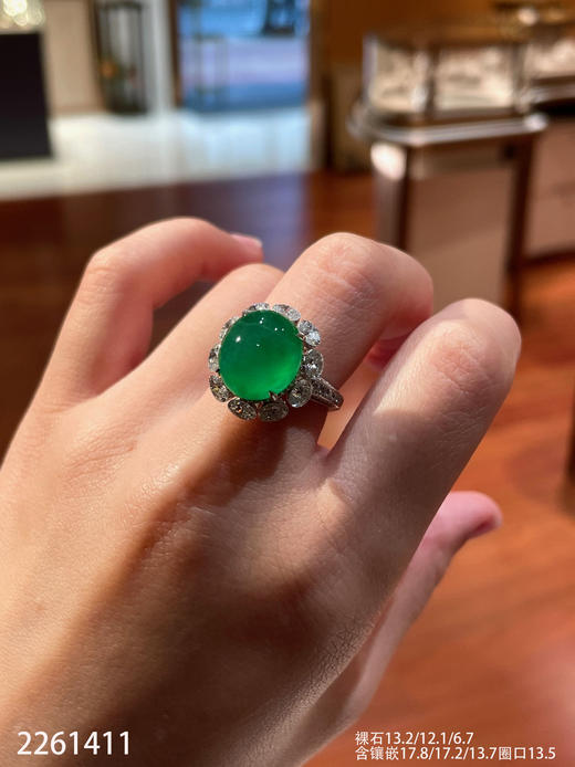 2261411，玻璃艳绿蛋面戒指。具体价格微信咨询 商品图1