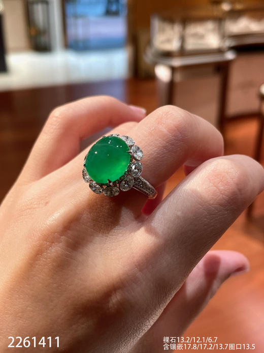 2261411，玻璃艳绿蛋面戒指。具体价格微信咨询 商品图6