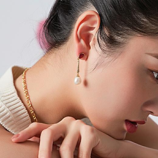 2楼Fellala翡拉拉醉胭脂花瓣珍珠耳环优雅大气红色水晶小众设计耳饰 款号921266107 吊牌价799 现价719 商品图0