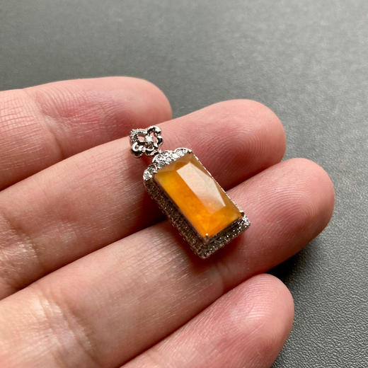 高冰种黄翡芬达色吊坠18k白金钻石镶嵌 商品图5