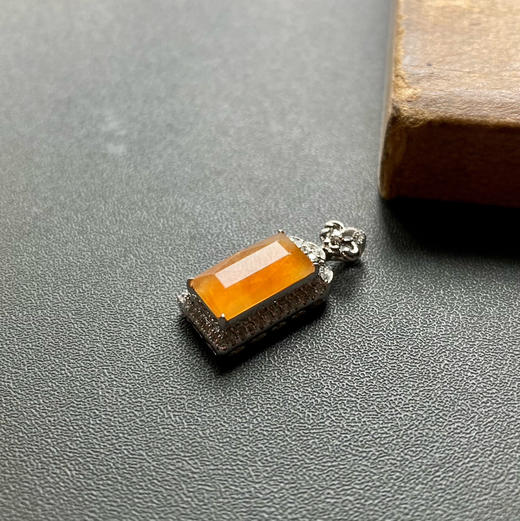 高冰种黄翡芬达色吊坠18k白金钻石镶嵌 商品图2