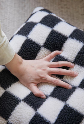 棋盘抱枕 Chessboard Cushion