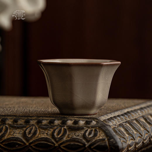 问鼎哥窑致巧款八方杯 商品图0