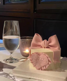 粉色爱心翻糖蝴蝶结蛋糕