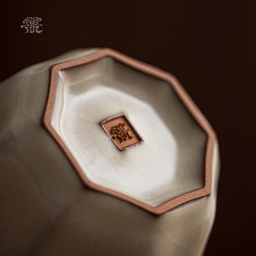 问鼎哥窑致巧款八方斗杯 商品图4