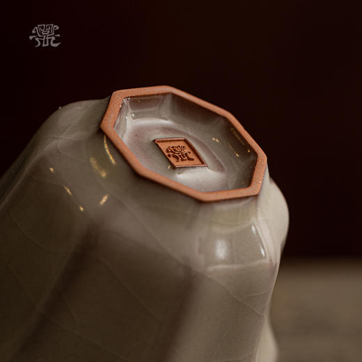 问鼎哥窑致巧款八方杯 商品图3