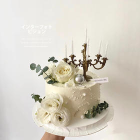 纯白鲜花复古烛台蛋糕