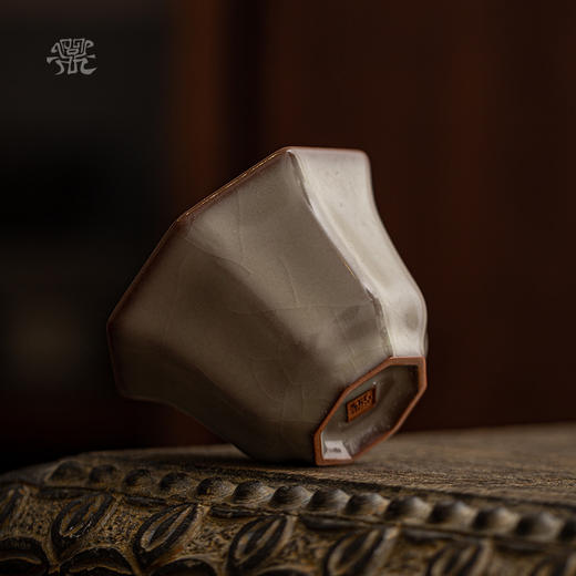 问鼎哥窑致巧款八方杯 商品图1